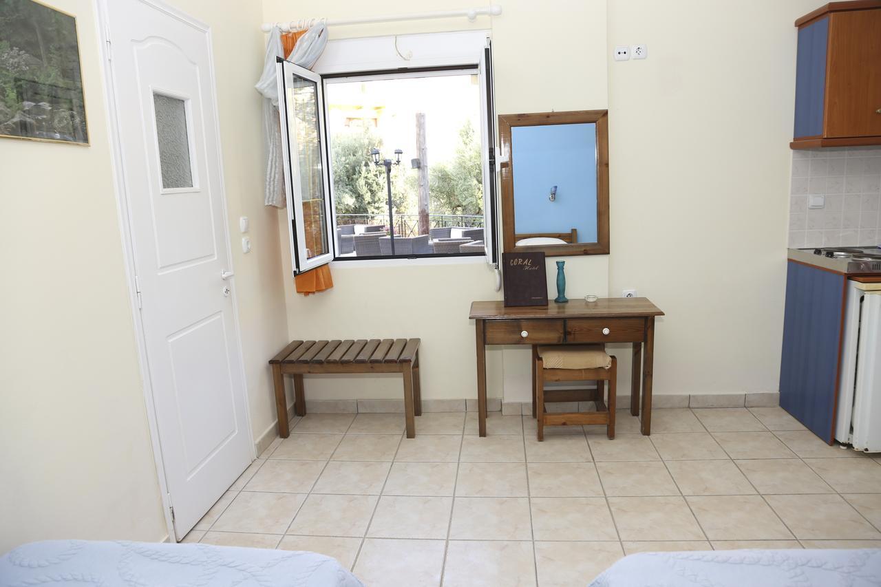 Coral Hotel Plomari Екстер'єр фото